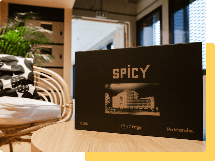 Carton d'invitation posé sur une table