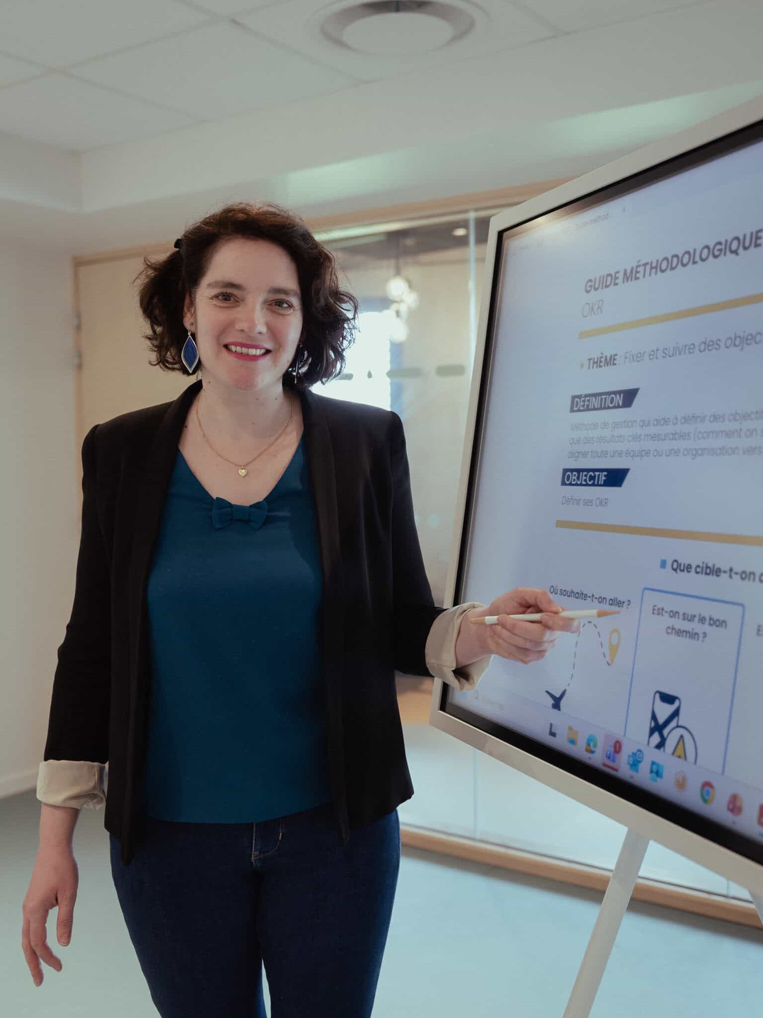 Femme présentant des indicateurs sur un digital board