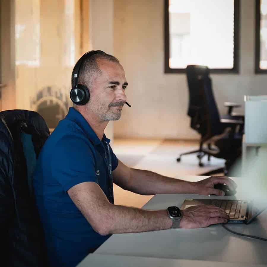 Collaborateur CPage avec un micro-casque