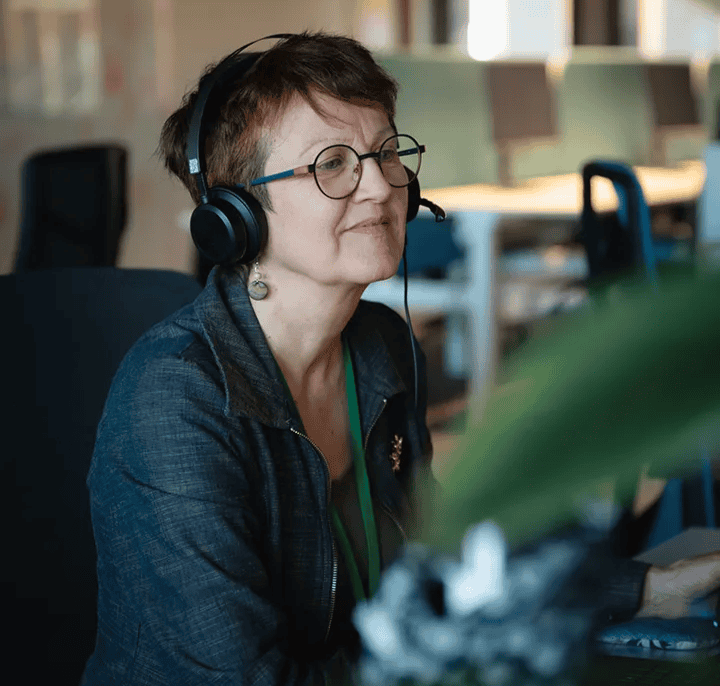 Collaboratrice CPage souriant avec un casque