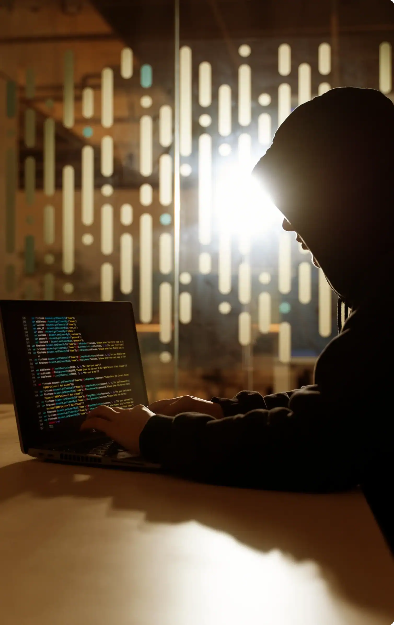 Hacker en train de coder sur un ordinateur