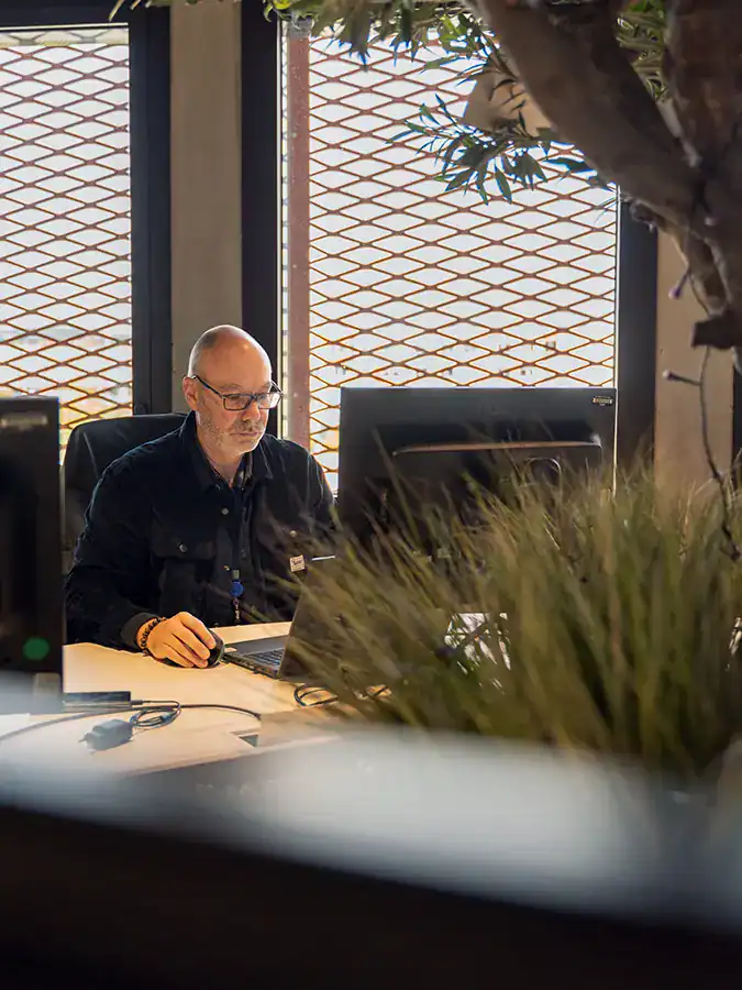 Collaborateur CPage travaillant sur un ordinateur