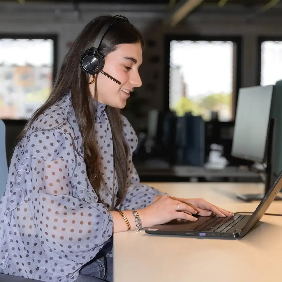 Collaboratrice CPage avec casque et ordinateur
