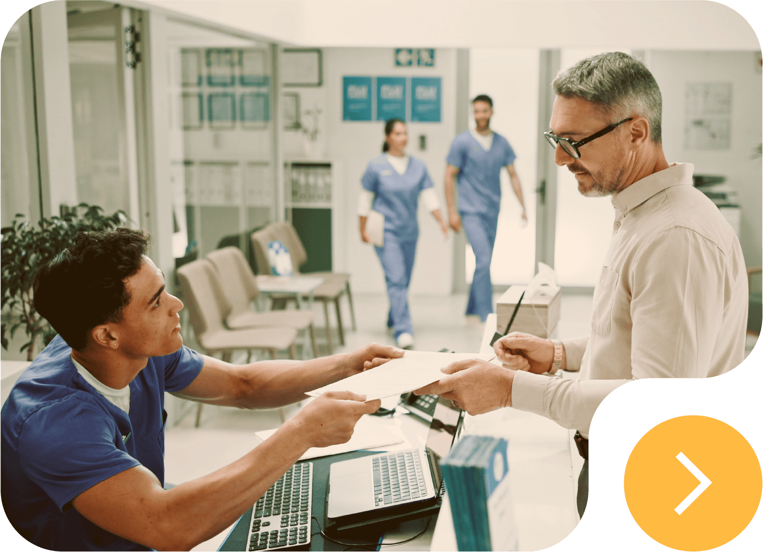 Patient accueilli par un agent hospitalier