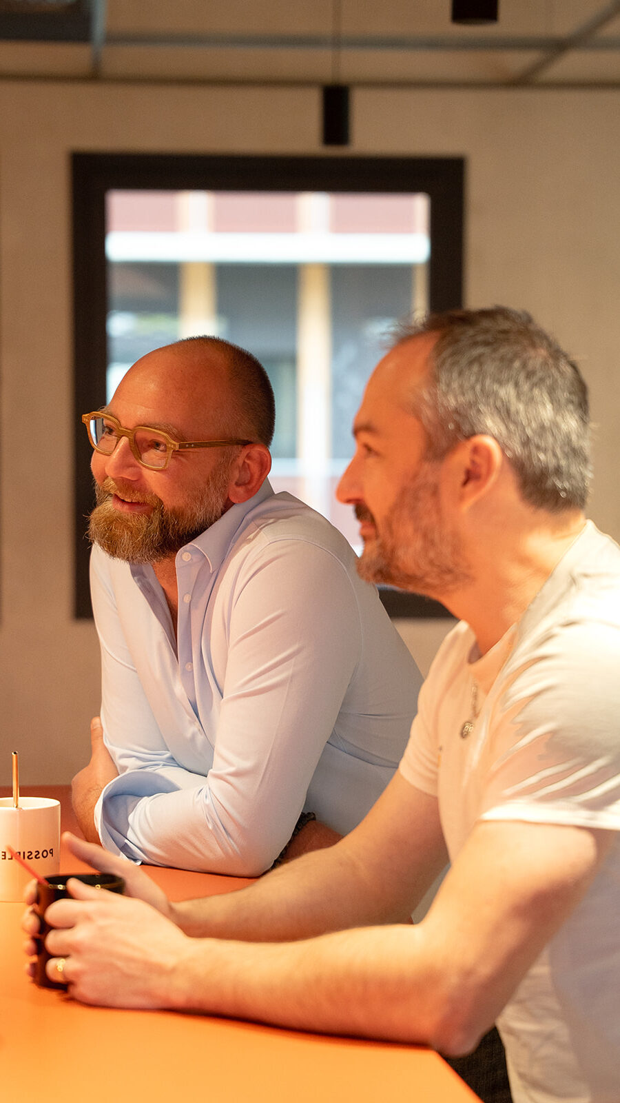 Collaborateurs souriant regardant dans la même direction